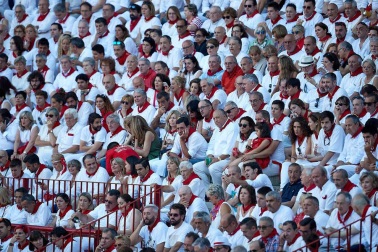 Público asistente a la Plaza de Toros de Pamplona durante la tercera corrida de la Feria del Toro 2019 con la ganadería de José Escolar para los diestros Fernando Robleño, Javier Castaño y Pepe Moral.