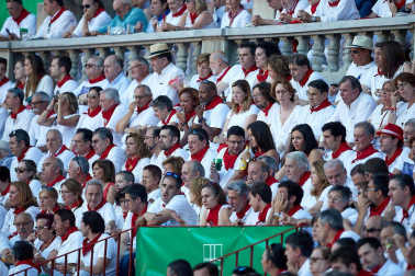 Público asistente a la Plaza de Toros de Pamplona durante la tercera corrida de la Feria del Toro 2019 con la ganadería de José Escolar para los diestros Fernando Robleño, Javier Castaño y Pepe Moral.