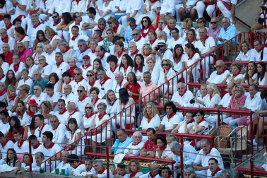 Público asistente a la Plaza de Toros de Pamplona durante la tercera corrida de la Feria del Toro 2019 con la ganadería de José Escolar para los diestros Fernando Robleño, Javier Castaño y Pepe Moral.
