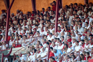 Público asistente a la Plaza de Toros de Pamplona durante la tercera corrida de la Feria del Toro 2019 con la ganadería de José Escolar para los diestros Fernando Robleño, Javier Castaño y Pepe Moral.