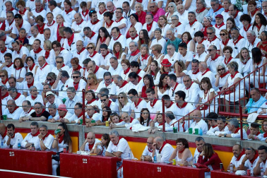 Público asistente a la Plaza de Toros de Pamplona durante la tercera corrida de la Feria del Toro 2019 con la ganadería de José Escolar para los diestros Fernando Robleño, Javier Castaño y Pepe Moral.