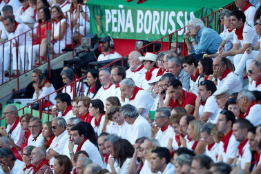 Público asistente a la Plaza de Toros de Pamplona durante la tercera corrida de la Feria del Toro 2019 con la ganadería de José Escolar para los diestros Fernando Robleño, Javier Castaño y Pepe Moral.