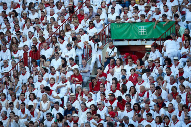 Público asistente a la Plaza de Toros de Pamplona durante la tercera corrida de la Feria del Toro 2019 con la ganadería de José Escolar para los diestros Fernando Robleño, Javier Castaño y Pepe Moral.