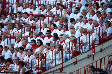 Público asistente a la Plaza de Toros de Pamplona durante la tercera corrida de la Feria del Toro 2019 con la ganadería de José Escolar para los diestros Fernando Robleño, Javier Castaño y Pepe Moral.