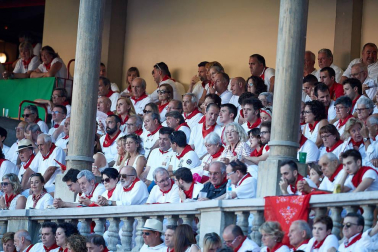 Público asistente a la Plaza de Toros de Pamplona durante la tercera corrida de la Feria del Toro 2019 con la ganadería de José Escolar para los diestros Fernando Robleño, Javier Castaño y Pepe Moral.
