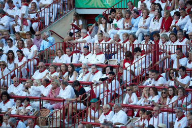 Público asistente a la Plaza de Toros de Pamplona durante la tercera corrida de la Feria del Toro 2019 con la ganadería de José Escolar para los diestros Fernando Robleño, Javier Castaño y Pepe Moral.