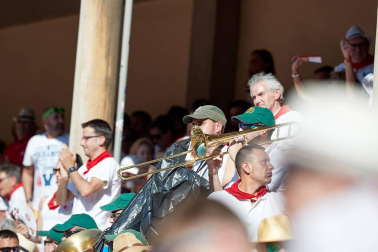 Público asistente a la Plaza de Toros de Pamplona durante la tercera corrida de la Feria del Toro 2019 con la ganadería de José Escolar para los diestros Fernando Robleño, Javier Castaño y Pepe Moral.