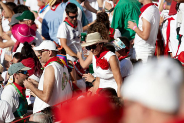Público asistente a la Plaza de Toros de Pamplona durante la tercera corrida de la Feria del Toro 2019 con la ganadería de José Escolar para los diestros Fernando Robleño, Javier Castaño y Pepe Moral.