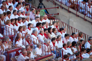 Público asistente a la Plaza de Toros de Pamplona durante la tercera corrida de la Feria del Toro 2019 con la ganadería de José Escolar para los diestros Fernando Robleño, Javier Castaño y Pepe Moral.