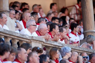 Público asistente a la Plaza de Toros de Pamplona durante la tercera corrida de la Feria del Toro 2019 con la ganadería de José Escolar para los diestros Fernando Robleño, Javier Castaño y Pepe Moral.