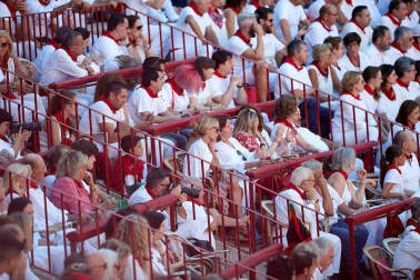 Público asistente a la Plaza de Toros de Pamplona durante la tercera corrida de la Feria del Toro 2019 con la ganadería de José Escolar para los diestros Fernando Robleño, Javier Castaño y Pepe Moral.