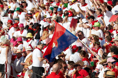 Público asistente a la Plaza de Toros de Pamplona durante la tercera corrida de la Feria del Toro 2019 con la ganadería de José Escolar para los diestros Fernando Robleño, Javier Castaño y Pepe Moral.