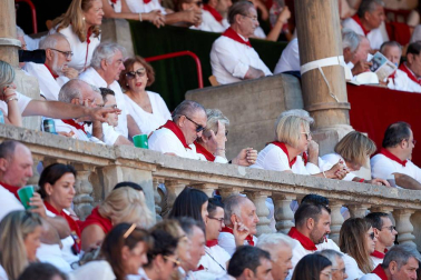Público asistente a la Plaza de Toros de Pamplona durante la tercera corrida de la Feria del Toro 2019 con la ganadería de José Escolar para los diestros Fernando Robleño, Javier Castaño y Pepe Moral.