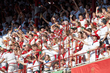 Público asistente a la Plaza de Toros de Pamplona durante la tercera corrida de la Feria del Toro 2019 con la ganadería de José Escolar para los diestros Fernando Robleño, Javier Castaño y Pepe Moral.