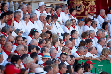 Público asistente a la Plaza de Toros de Pamplona durante la tercera corrida de la Feria del Toro 2019 con la ganadería de José Escolar para los diestros Fernando Robleño, Javier Castaño y Pepe Moral.