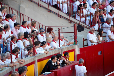 Público asistente a la Plaza de Toros de Pamplona durante la tercera corrida de la Feria del Toro 2019 con la ganadería de José Escolar para los diestros Fernando Robleño, Javier Castaño y Pepe Moral.