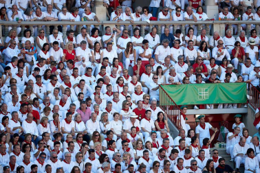 Público asistente a la Plaza de Toros de Pamplona durante la tercera corrida de la Feria del Toro 2019 con la ganadería de José Escolar para los diestros Fernando Robleño, Javier Castaño y Pepe Moral.