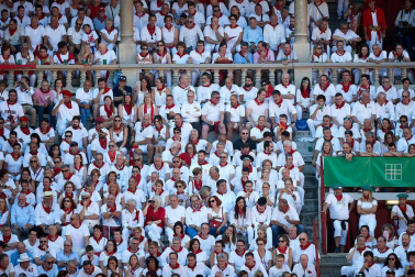 Público asistente a la Plaza de Toros de Pamplona durante la tercera corrida de la Feria del Toro 2019 con la ganadería de José Escolar para los diestros Fernando Robleño, Javier Castaño y Pepe Moral.