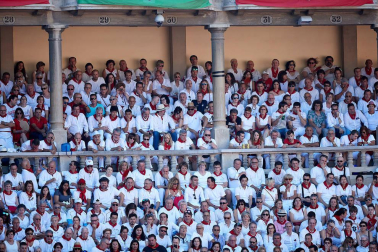 Público asistente a la Plaza de Toros de Pamplona durante la tercera corrida de la Feria del Toro 2019 con la ganadería de José Escolar para los diestros Fernando Robleño, Javier Castaño y Pepe Moral.