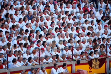 Público asistente a la Plaza de Toros de Pamplona durante la tercera corrida de la Feria del Toro 2019 con la ganadería de José Escolar para los diestros Fernando Robleño, Javier Castaño y Pepe Moral.
