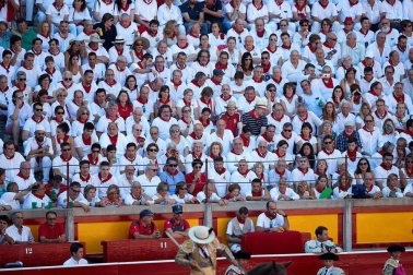 Público asistente a la Plaza de Toros de Pamplona durante la tercera corrida de la Feria del Toro 2019 con la ganadería de José Escolar para los diestros Fernando Robleño, Javier Castaño y Pepe Moral.