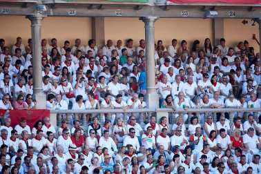Público asistente a la Plaza de Toros de Pamplona durante la tercera corrida de la Feria del Toro 2019 con la ganadería de José Escolar para los diestros Fernando Robleño, Javier Castaño y Pepe Moral.