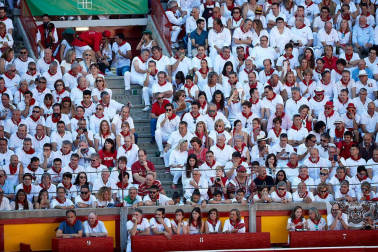 Público asistente a la Plaza de Toros de Pamplona durante la tercera corrida de la Feria del Toro 2019 con la ganadería de José Escolar para los diestros Fernando Robleño, Javier Castaño y Pepe Moral.