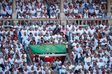 Público asistente a la Plaza de Toros de Pamplona durante la tercera corrida de la Feria del Toro 2019 con la ganadería de José Escolar para los diestros Fernando Robleño, Javier Castaño y Pepe Moral.