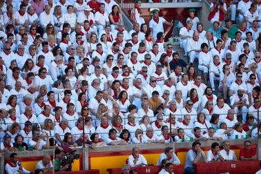 Público asistente a la Plaza de Toros de Pamplona durante la tercera corrida de la Feria del Toro 2019 con la ganadería de José Escolar para los diestros Fernando Robleño, Javier Castaño y Pepe Moral.