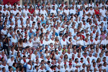 Público asistente a la Plaza de Toros de Pamplona durante la tercera corrida de la Feria del Toro 2019 con la ganadería de José Escolar para los diestros Fernando Robleño, Javier Castaño y Pepe Moral.