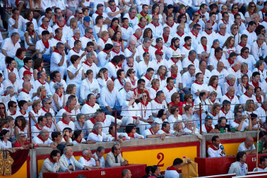 Público asistente a la Plaza de Toros de Pamplona durante la tercera corrida de la Feria del Toro 2019 con la ganadería de José Escolar para los diestros Fernando Robleño, Javier Castaño y Pepe Moral.