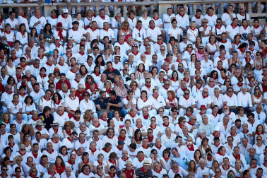 Público asistente a la Plaza de Toros de Pamplona durante la tercera corrida de la Feria del Toro 2019 con la ganadería de José Escolar para los diestros Fernando Robleño, Javier Castaño y Pepe Moral.