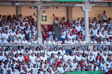 Público asistente a la Plaza de Toros de Pamplona durante la tercera corrida de la Feria del Toro 2019 con la ganadería de José Escolar para los diestros Fernando Robleño, Javier Castaño y Pepe Moral.
