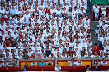 Público asistente a la Plaza de Toros de Pamplona durante la tercera corrida de la Feria del Toro 2019 con la ganadería de José Escolar para los diestros Fernando Robleño, Javier Castaño y Pepe Moral.