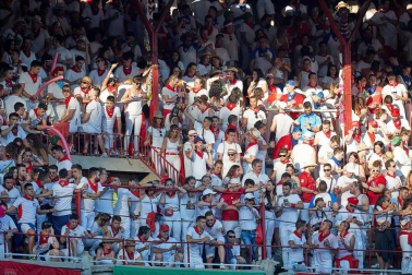 Público asistente a la Plaza de Toros de Pamplona durante la tercera corrida de la Feria del Toro 2019 con la ganadería de José Escolar para los diestros Fernando Robleño, Javier Castaño y Pepe Moral.