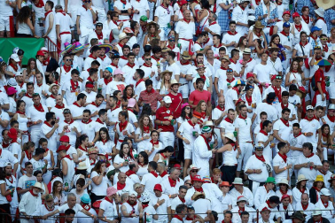 Público asistente a la Plaza de Toros de Pamplona durante la tercera corrida de la Feria del Toro 2019 con la ganadería de José Escolar para los diestros Fernando Robleño, Javier Castaño y Pepe Moral.