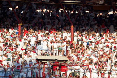 Público asistente a la Plaza de Toros de Pamplona durante la tercera corrida de la Feria del Toro 2019 con la ganadería de José Escolar para los diestros Fernando Robleño, Javier Castaño y Pepe Moral.