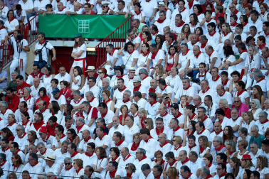 Público asistente a la Plaza de Toros de Pamplona durante la tercera corrida de la Feria del Toro 2019 con la ganadería de José Escolar para los diestros Fernando Robleño, Javier Castaño y Pepe Moral.