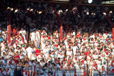 Público asistente a la Plaza de Toros de Pamplona durante la tercera corrida de la Feria del Toro 2019 con la ganadería de José Escolar para los diestros Fernando Robleño, Javier Castaño y Pepe Moral.