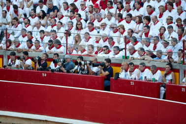 Público asistente a la Plaza de Toros de Pamplona durante la tercera corrida de la Feria del Toro 2019 con la ganadería de José Escolar para los diestros Fernando Robleño, Javier Castaño y Pepe Moral.