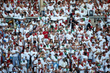Público asistente a la Plaza de Toros de Pamplona durante la tercera corrida de la Feria del Toro 2019 con la ganadería de José Escolar para los diestros Fernando Robleño, Javier Castaño y Pepe Moral.