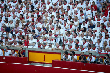 Público asistente a la Plaza de Toros de Pamplona durante la tercera corrida de la Feria del Toro 2019 con la ganadería de José Escolar para los diestros Fernando Robleño, Javier Castaño y Pepe Moral.