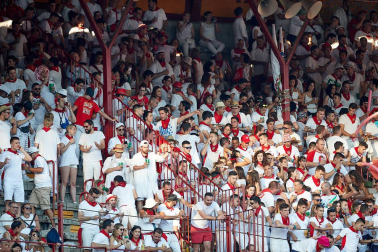 Público asistente a la Plaza de Toros de Pamplona durante la tercera corrida de la Feria del Toro 2019 con la ganadería de José Escolar para los diestros Fernando Robleño, Javier Castaño y Pepe Moral.