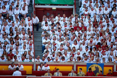 Público asistente a la Plaza de Toros de Pamplona durante la tercera corrida de la Feria del Toro 2019 con la ganadería de José Escolar para los diestros Fernando Robleño, Javier Castaño y Pepe Moral.