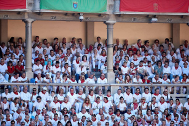 Público asistente a la Plaza de Toros de Pamplona durante la tercera corrida de la Feria del Toro 2019 con la ganadería de José Escolar para los diestros Fernando Robleño, Javier Castaño y Pepe Moral.