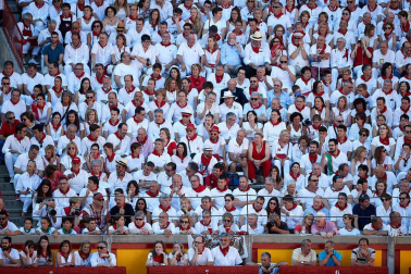 Público asistente a la Plaza de Toros de Pamplona durante la tercera corrida de la Feria del Toro 2019 con la ganadería de José Escolar para los diestros Fernando Robleño, Javier Castaño y Pepe Moral.