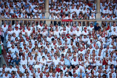 Público asistente a la Plaza de Toros de Pamplona durante la tercera corrida de la Feria del Toro 2019 con la ganadería de José Escolar para los diestros Fernando Robleño, Javier Castaño y Pepe Moral.