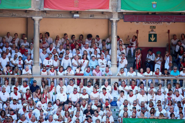 Público asistente a la Plaza de Toros de Pamplona durante la tercera corrida de la Feria del Toro 2019 con la ganadería de José Escolar para los diestros Fernando Robleño, Javier Castaño y Pepe Moral.