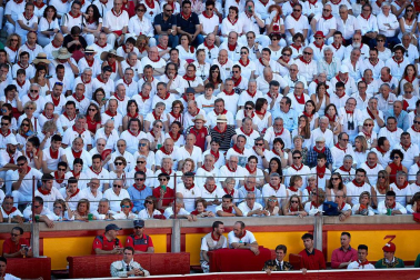 Público asistente a la Plaza de Toros de Pamplona durante la tercera corrida de la Feria del Toro 2019 con la ganadería de José Escolar para los diestros Fernando Robleño, Javier Castaño y Pepe Moral.