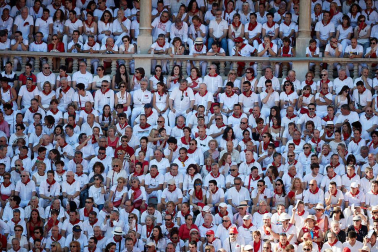 Público asistente a la Plaza de Toros de Pamplona durante la tercera corrida de la Feria del Toro 2019 con la ganadería de José Escolar para los diestros Fernando Robleño, Javier Castaño y Pepe Moral.